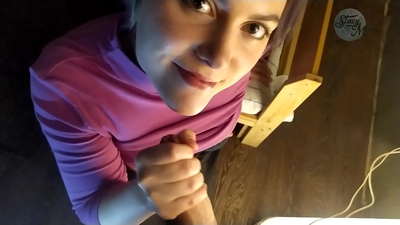 Porno maison russe typique avec une intrigue de la bite et une bonne gorgée profonde.